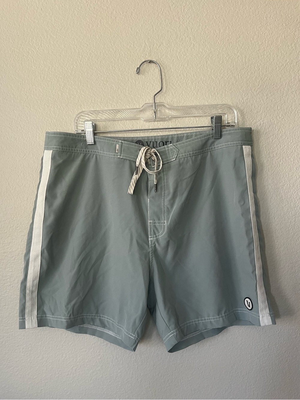 Vuori Puerto Swim Board Shorts in Green with White Side Stripes Men's Size 36